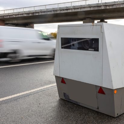 Todos los conductores con miedo a los radares fijos y móviles y el verdadero peligro de la DGT está ahora en estos remolques
