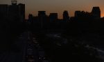 Apagón masivo en Chile: el 99% del país se quedó sin luz y los coches pueden ser la solución con este truco
