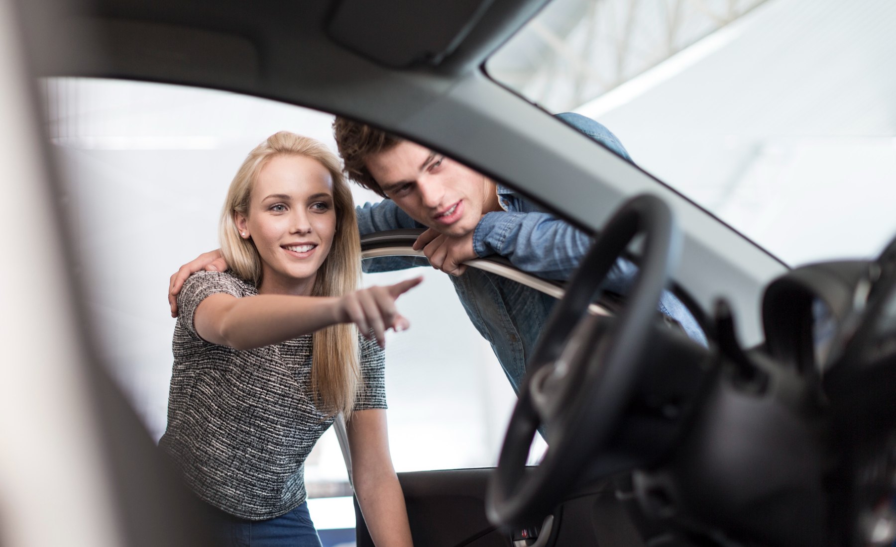 Jóvenes concesionario coches