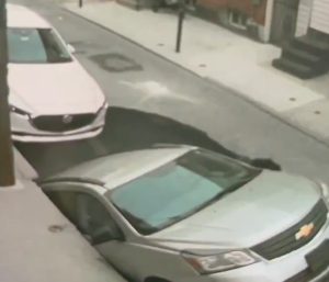 Socavón se traga coche Filadelfia