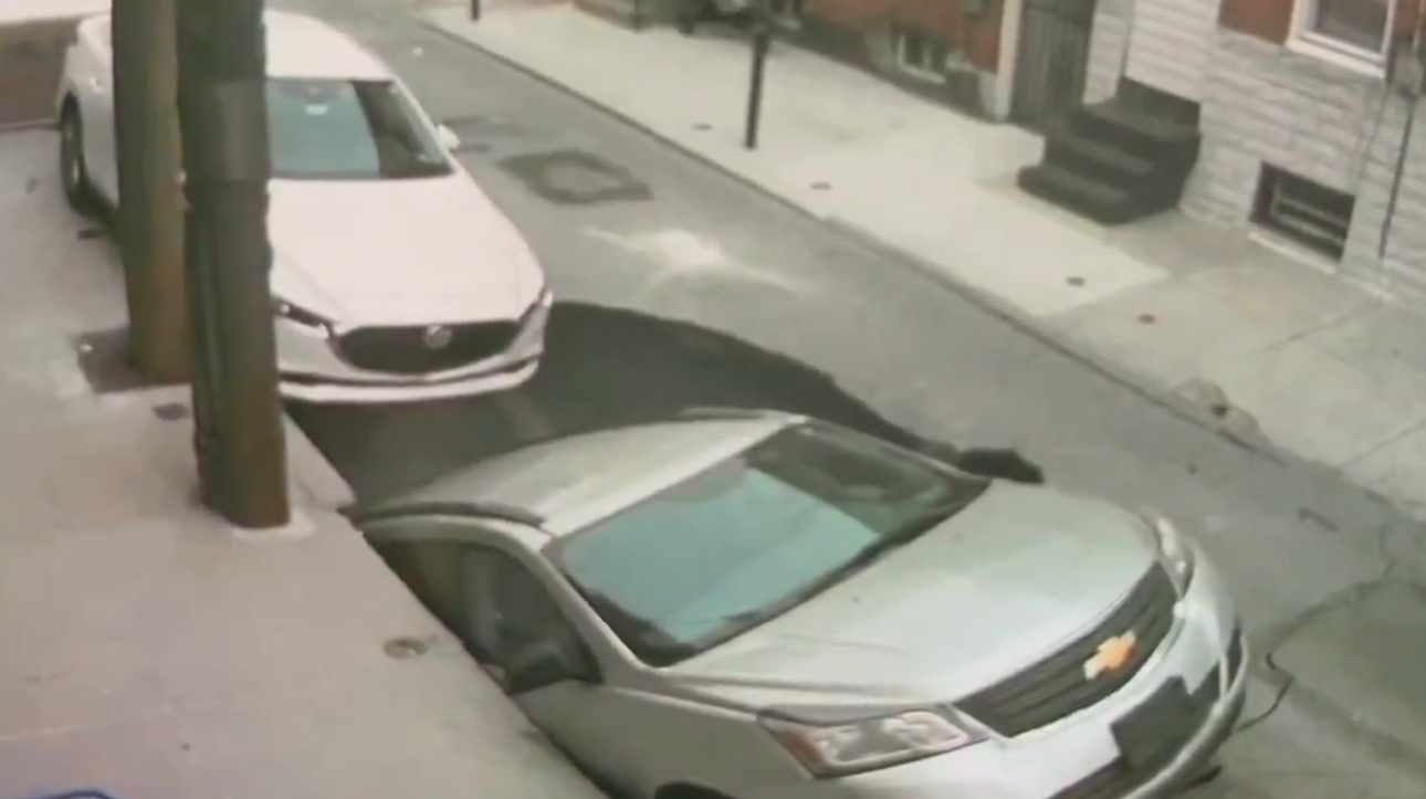 Socavón se traga coche Filadelfia