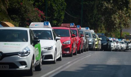 Una profesión sin paro y con un sueldo de hasta 2.500 euros: las autoescuelas necesitan aspirantes