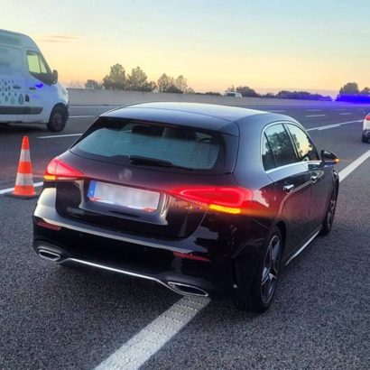 Se queda sin gasolina en la autopista, pero eso no es lo peor: la surrealista escena que se encuentran los Mossos en plena AP-7