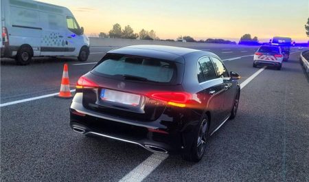 Se queda sin gasolina en la autopista, pero eso no es lo peor: la surrealista escena que se encuentran los Mossos en plena AP-7