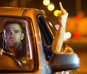 insultar hacer gestos