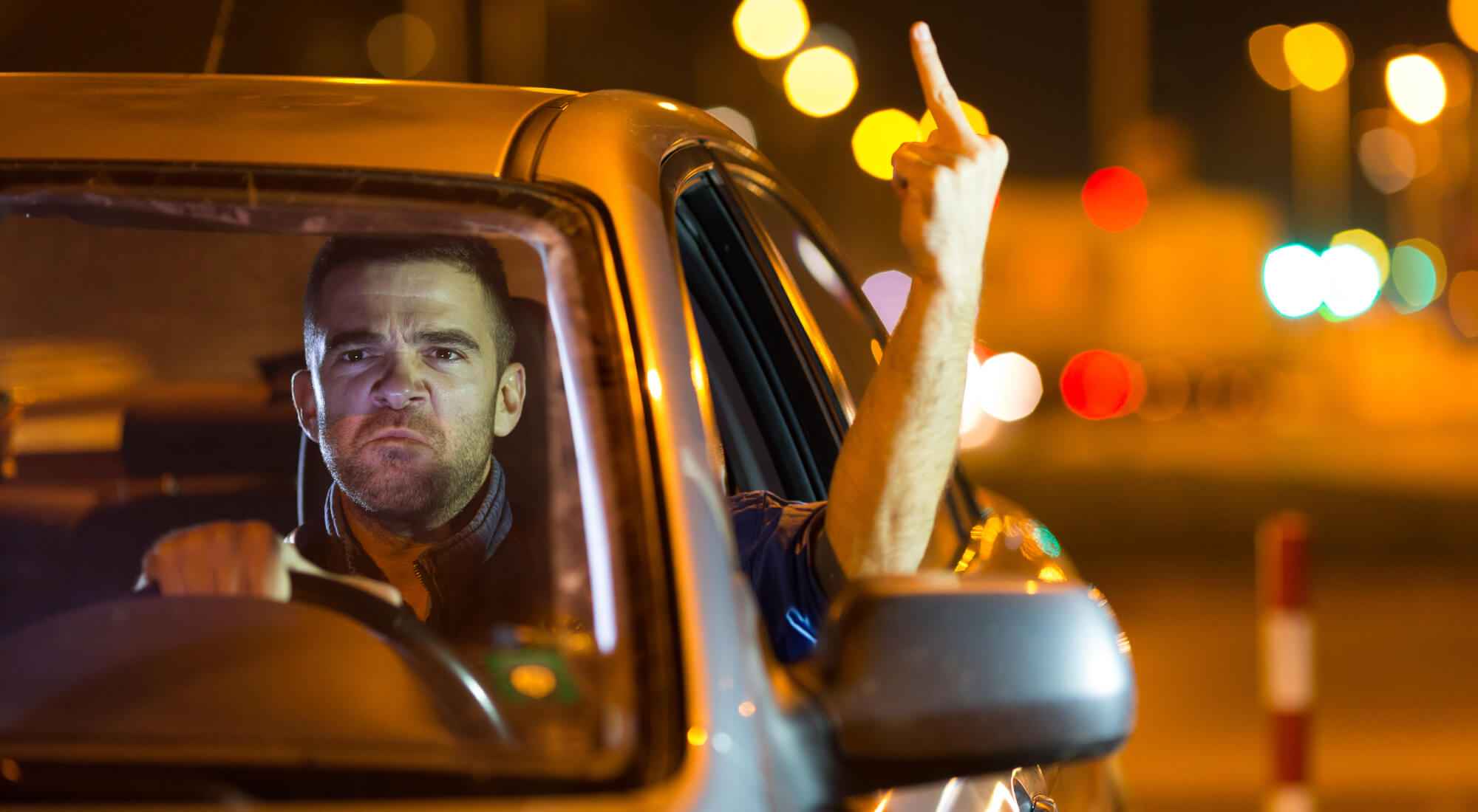 insultar hacer gestos