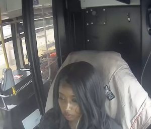 Autobusera ayuda a una mujer embarazada