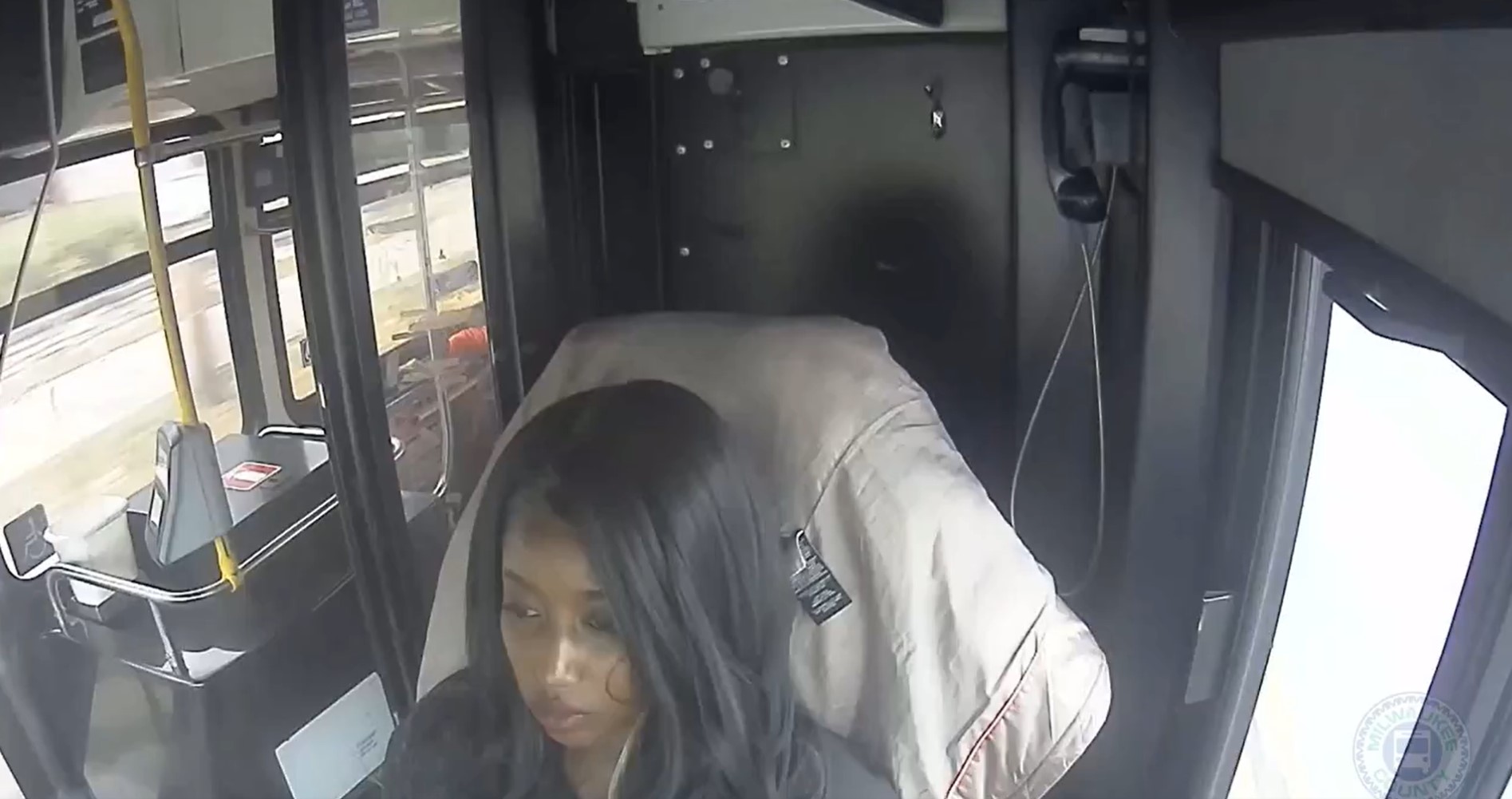 Autobusera ayuda a una mujer embarazada