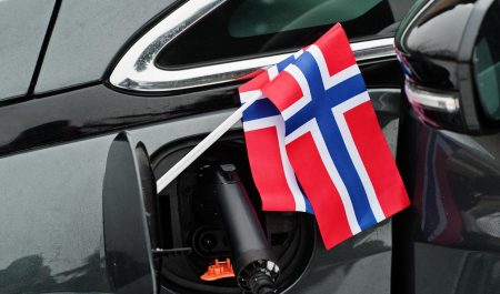 Bandera Noruega coche eléctrico