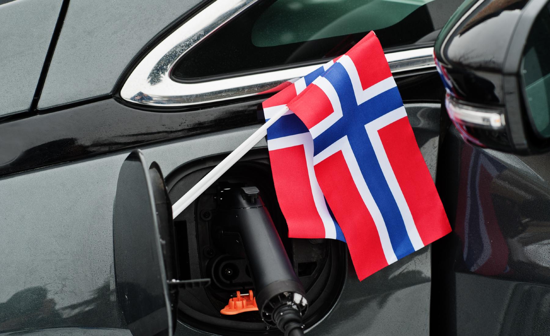 Bandera Noruega coche eléctrico