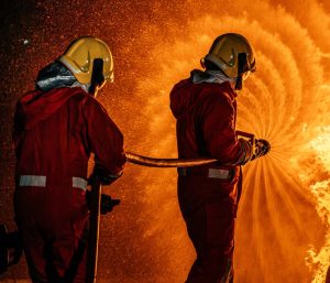 Bomberos apagando fuego