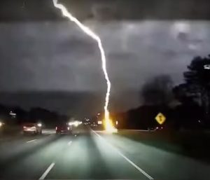 Rayo en la carretera