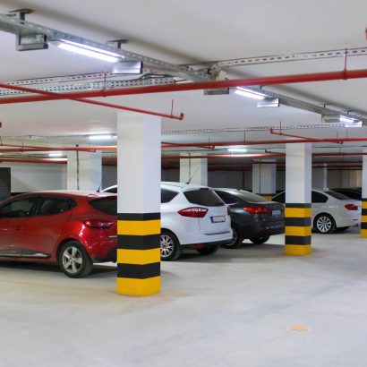 La verdad detrás de una práctica muy común: así regula la ley a los conductores que compran plazas de garaje en edificios ajenos