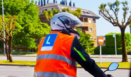 Airbag obligatorio para los motoristas y más clases en carretera: la DGT cambia los requisitos del carnet A