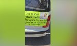 “Aún me voy para atrás y se me apaga”: se saca el carné, pone varios carteles en su coche y arrasa en redes 
