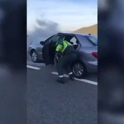 Un coche acaba envuelto en llamas en una carretera de Madrid: la Guardia Civil llegó segundos antes y lo que hizo deja sin palabras