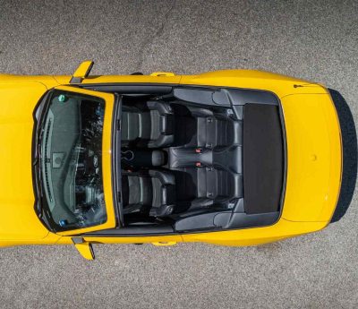 Descapotable amarillo