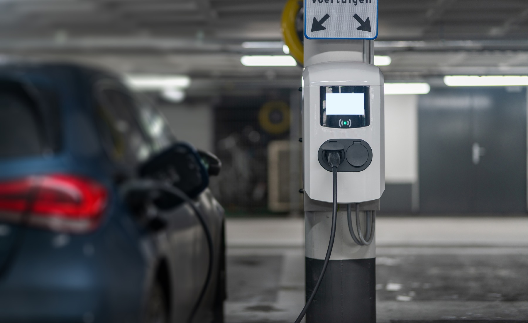 Electrico cargando parking subterráneo
