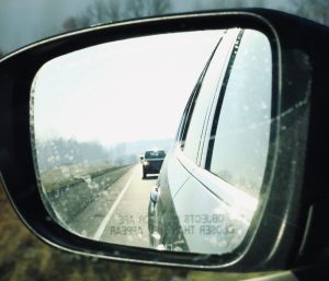 Espejo retrovisor coche pegado