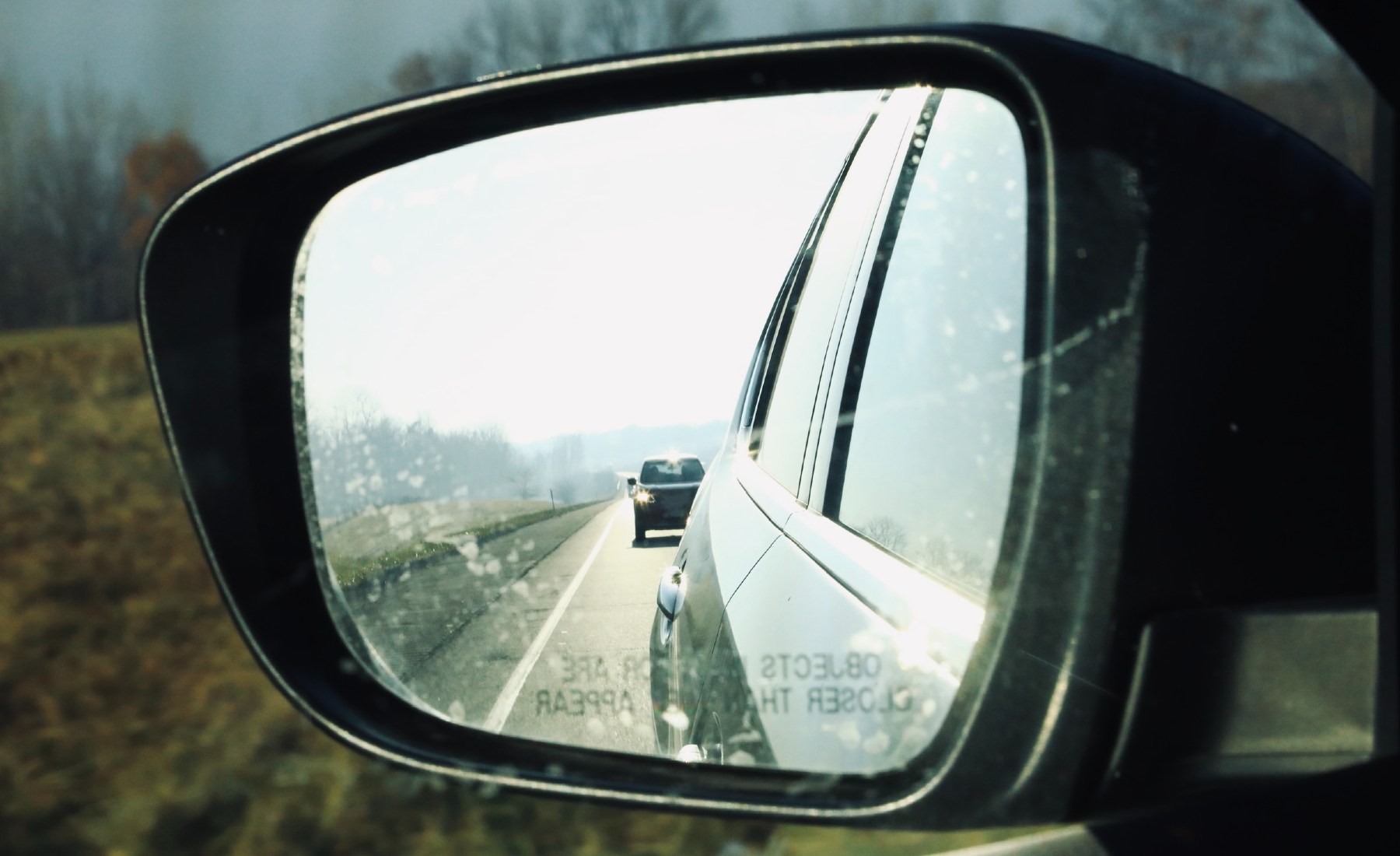 Espejo retrovisor coche pegado