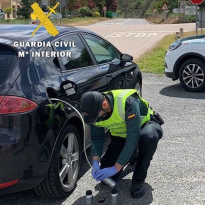 No puedes impedirlo: la Guardia Civil está autorizada a extraer combustible del depósito de tu coche