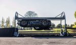 Sin acelerar: el coche que se mantiene en el aire, boca abajo, solo por su aerodinámica