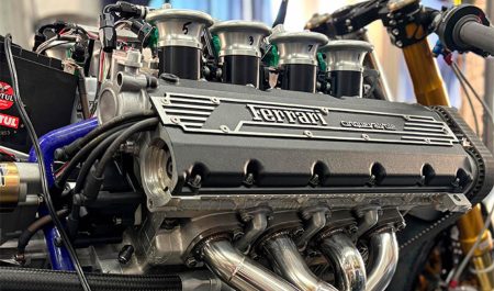 Moto con motor V8 Ferrari