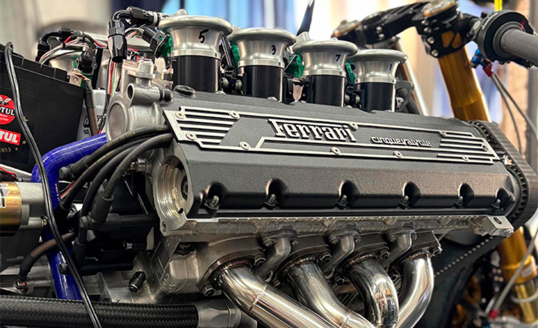 Moto con motor V8 Ferrari