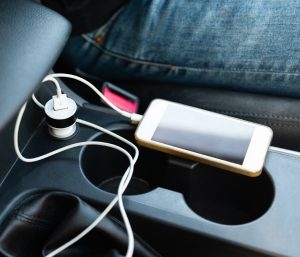 Móvil cargando coche