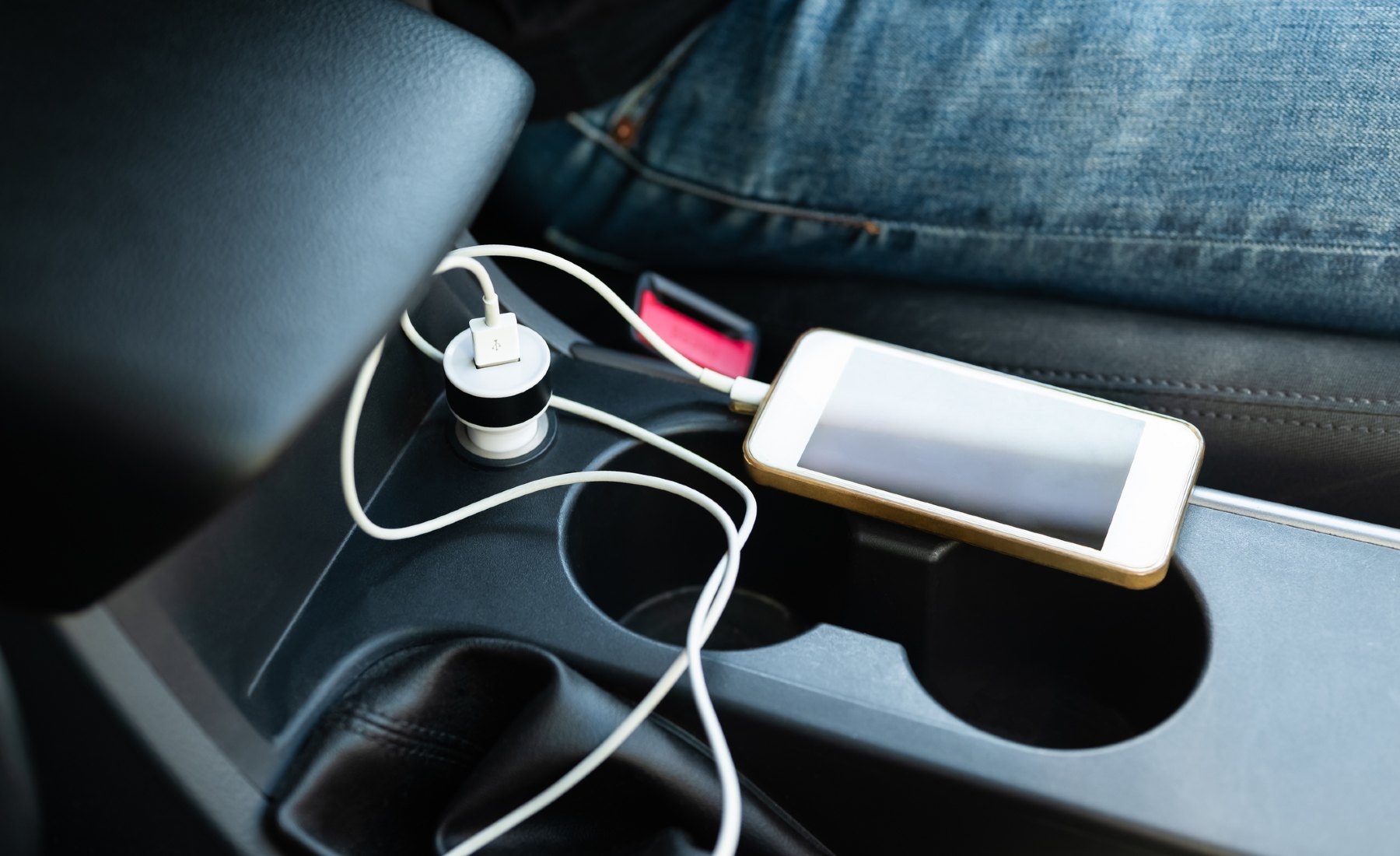 Móvil cargando coche