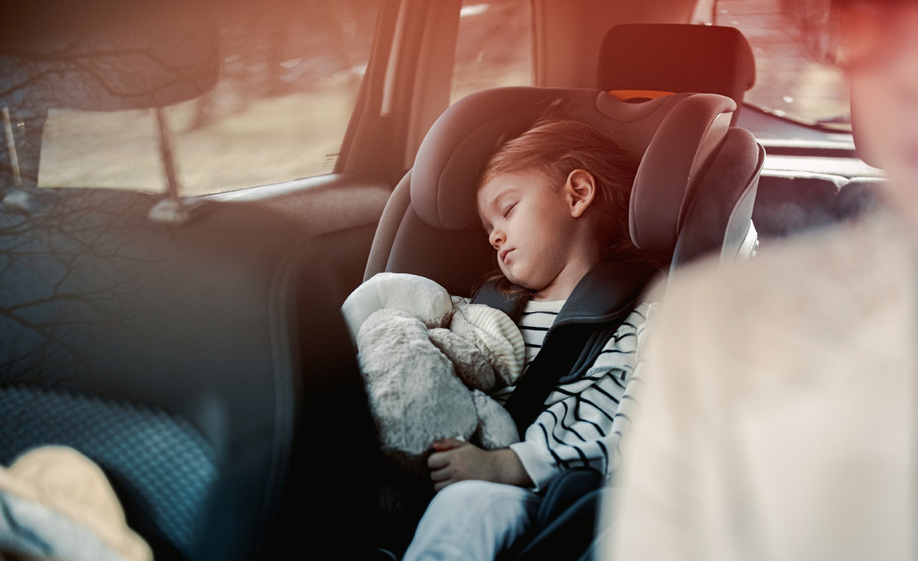 Niña durmiendo coche
