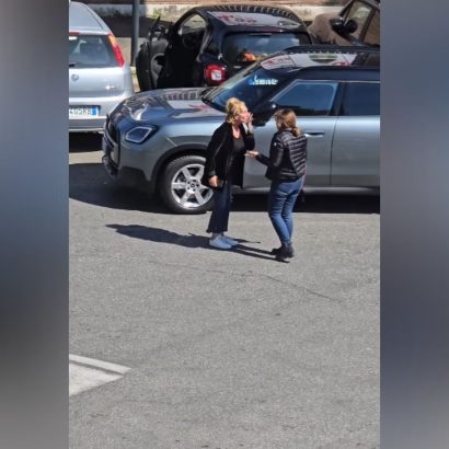 Casi media hora sin poder salir por un coche en doble fila: la pelea definitiva de dos mujeres viral en redes