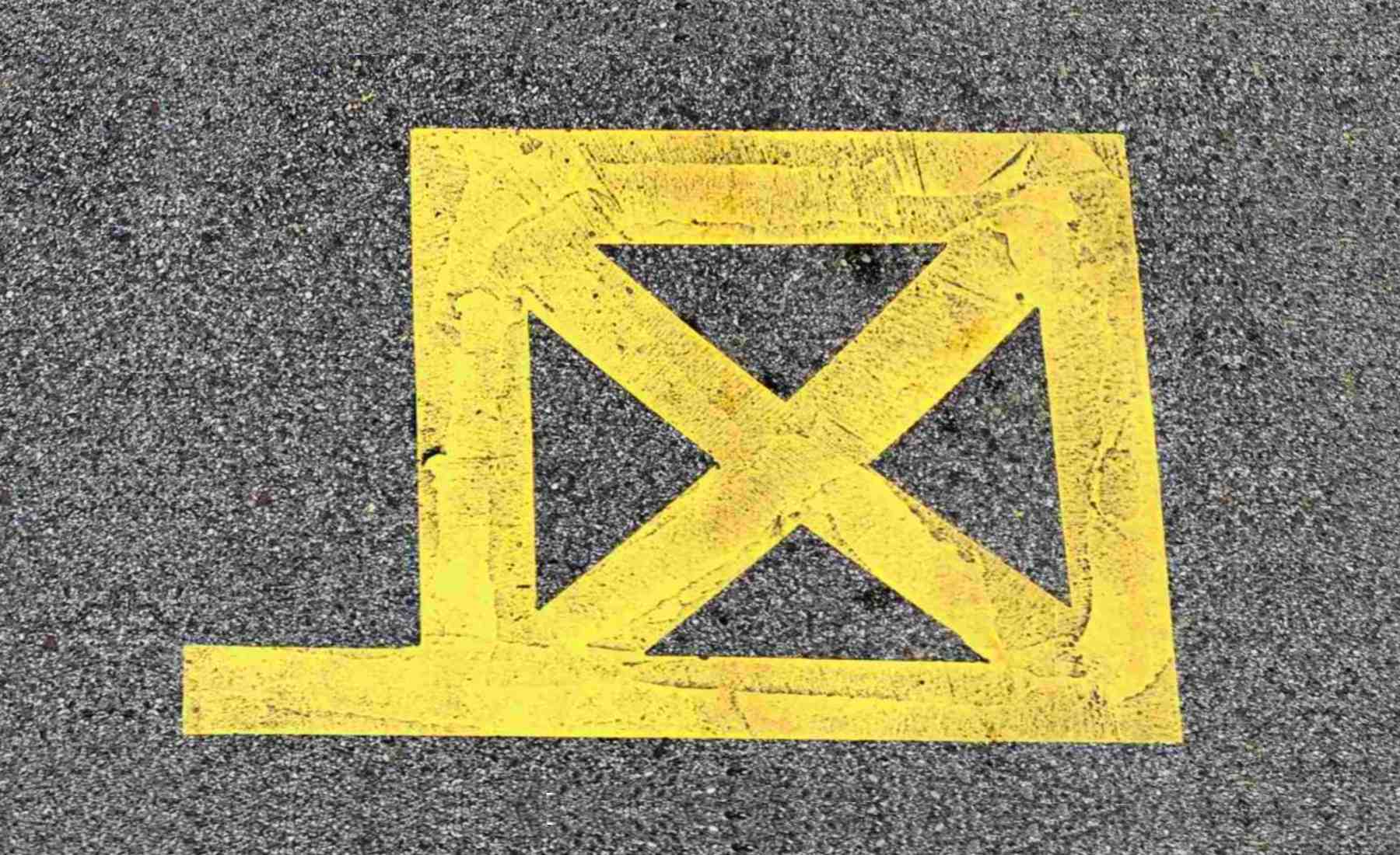 La misteriosa marca amarilla que pocos conductores entienden, pero que es esencial para las emergencias