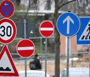 señales de tráfico azules