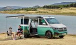 Las furgonetas camperizadas conquistan el verano: estos son los placeres y los problemas de viajar sobre ruedas