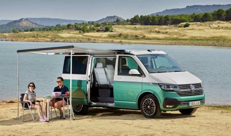 Las furgonetas camperizadas conquistan el verano: estos son los placeres y los problemas de viajar sobre ruedas