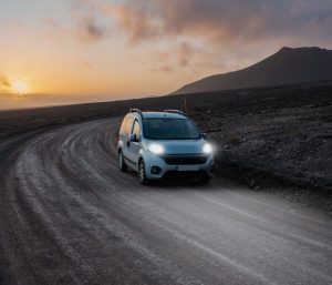 Furgoneta camino tierra