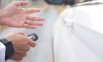 Llevas años usando mal el mando del coche: este botón esconde una función que te interesa en verano
