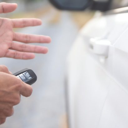 Llevas años usando mal el mando del coche: este botón esconde una función que te interesa en verano