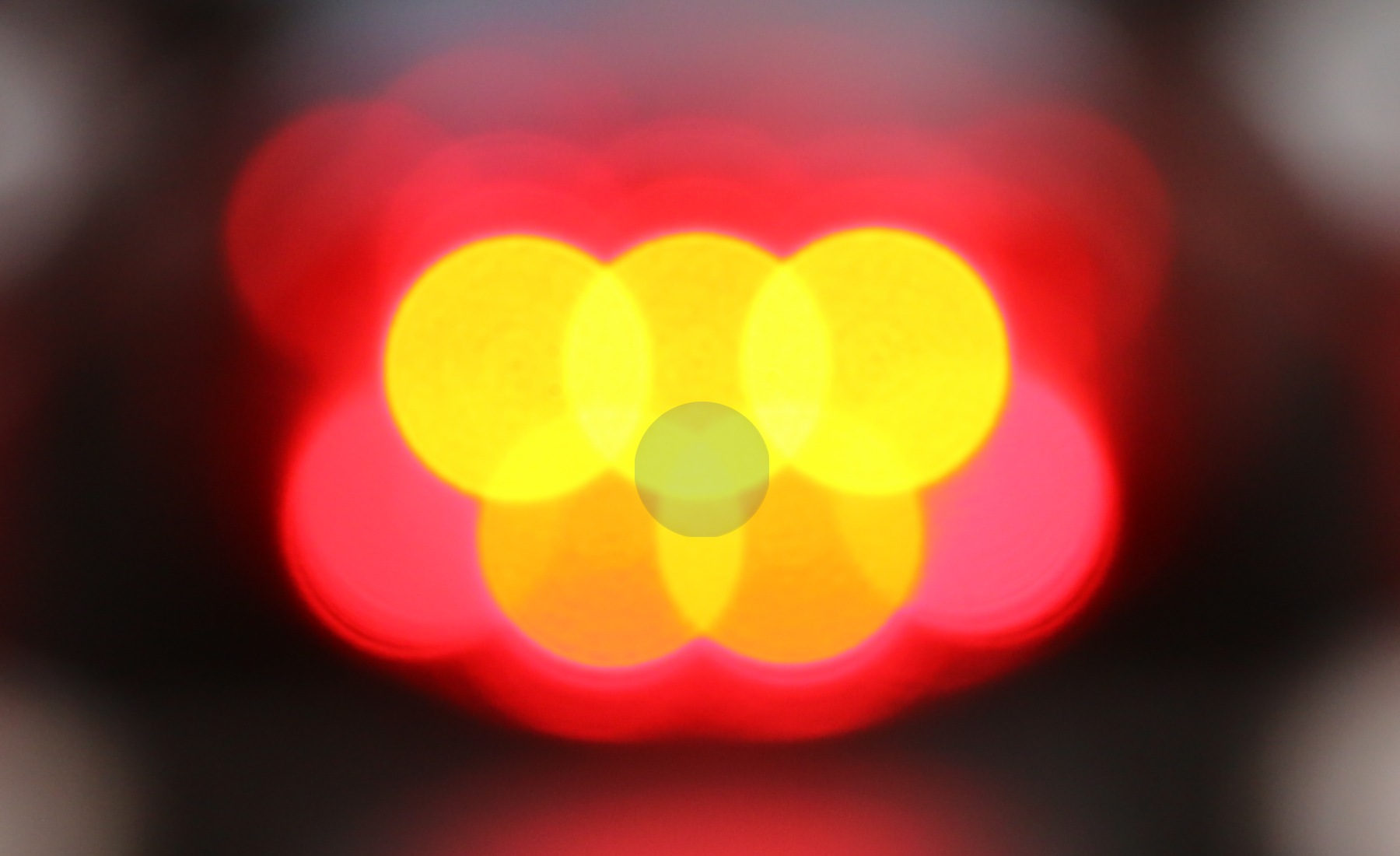 El porqué del puntito azul en las luces traseras de las motos: la historia secreta detrás de una tendencia viral