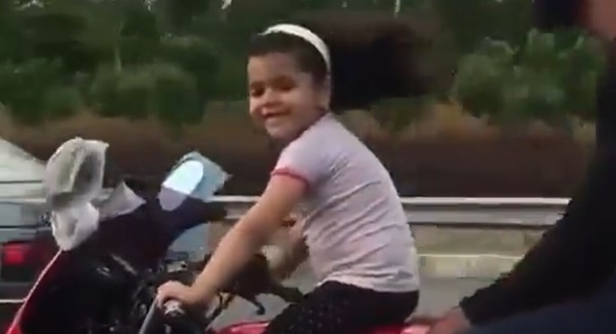 Niña motocicleta