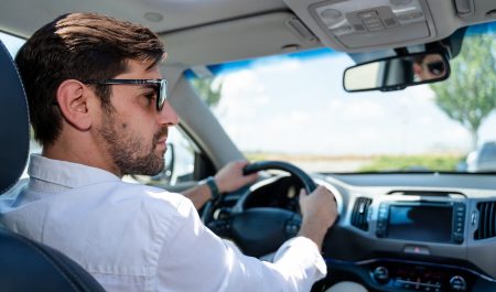 conducir punto muerto ahorrar gasolina