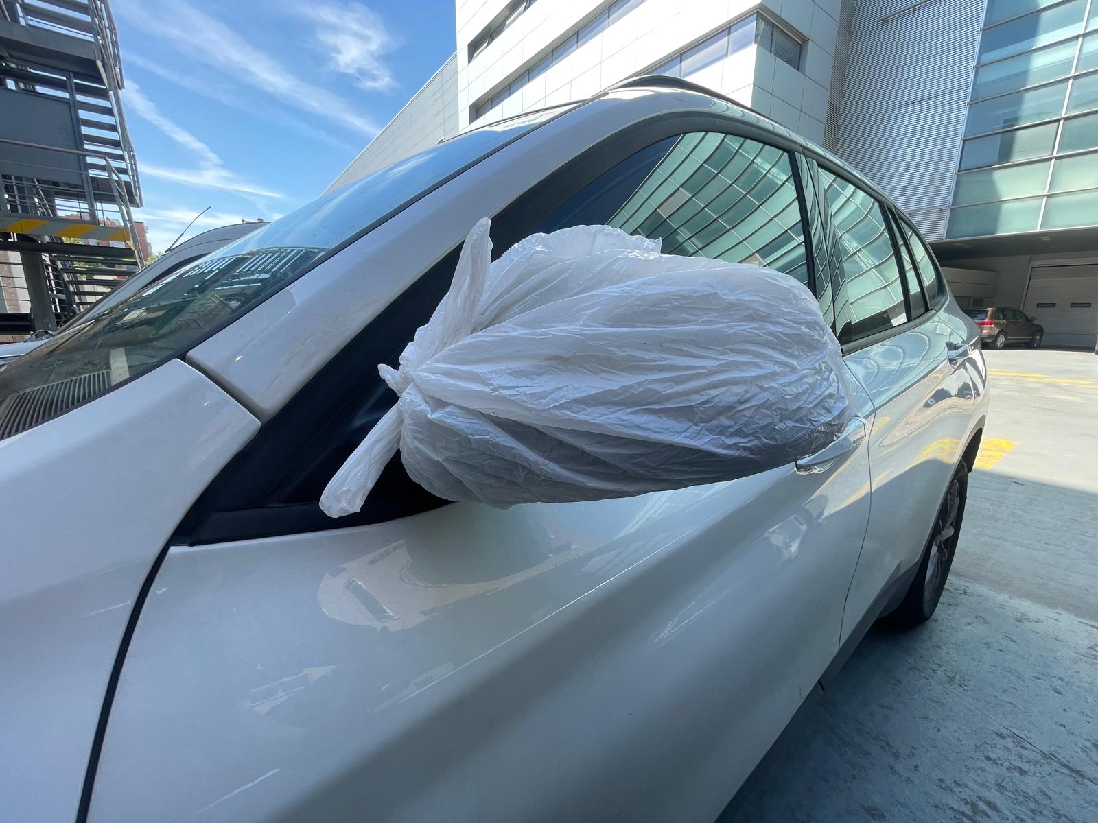 espejo del coche cubierto en plástico