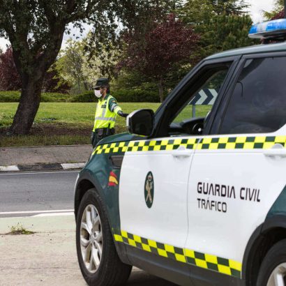 Tener la V-16 en la guantera no te librará de una multa de miles de euros si, junto a ella, llevas alguno de estos objetos