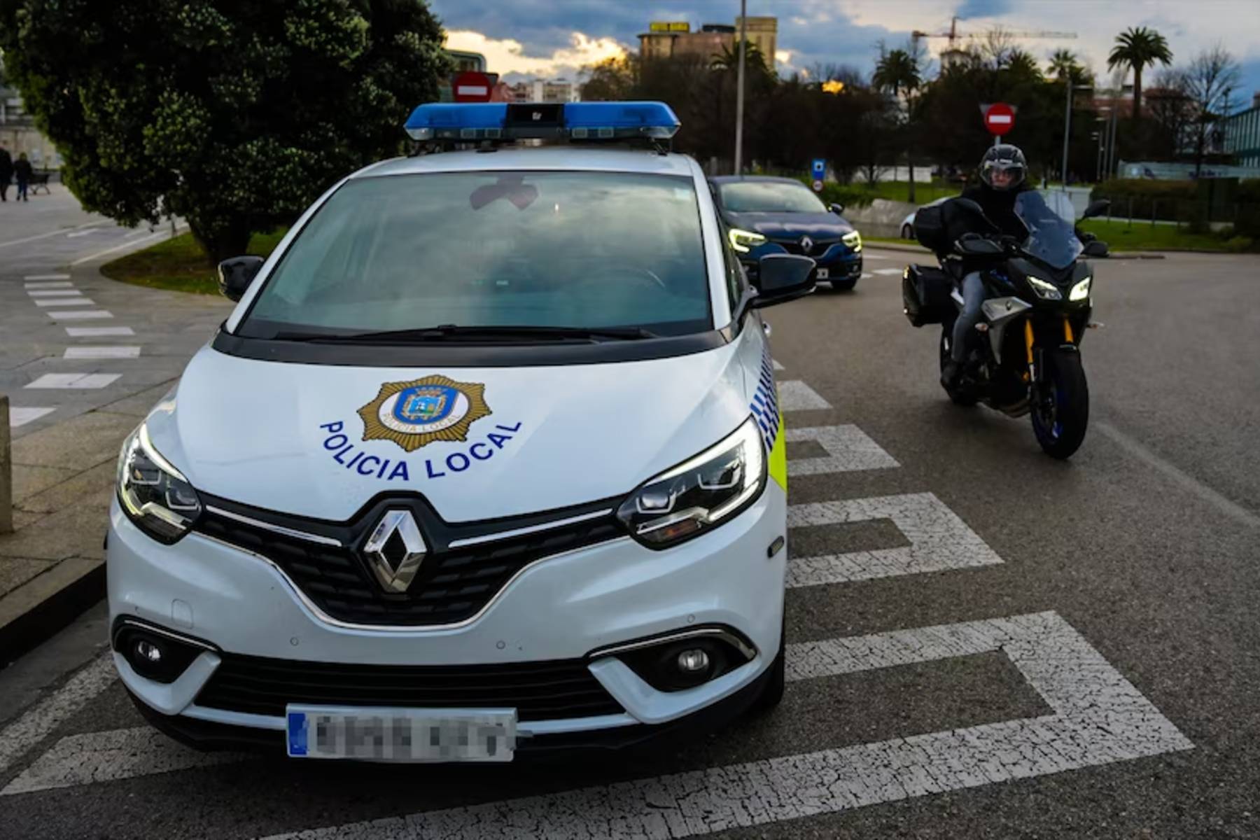 Denunciado un hombre por llevar a un niño sin sillita: el pequeño había trepado en marcha a un lugar difícil de creer
