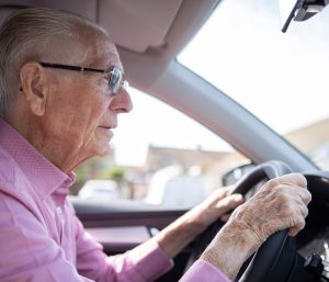Anciano al volante