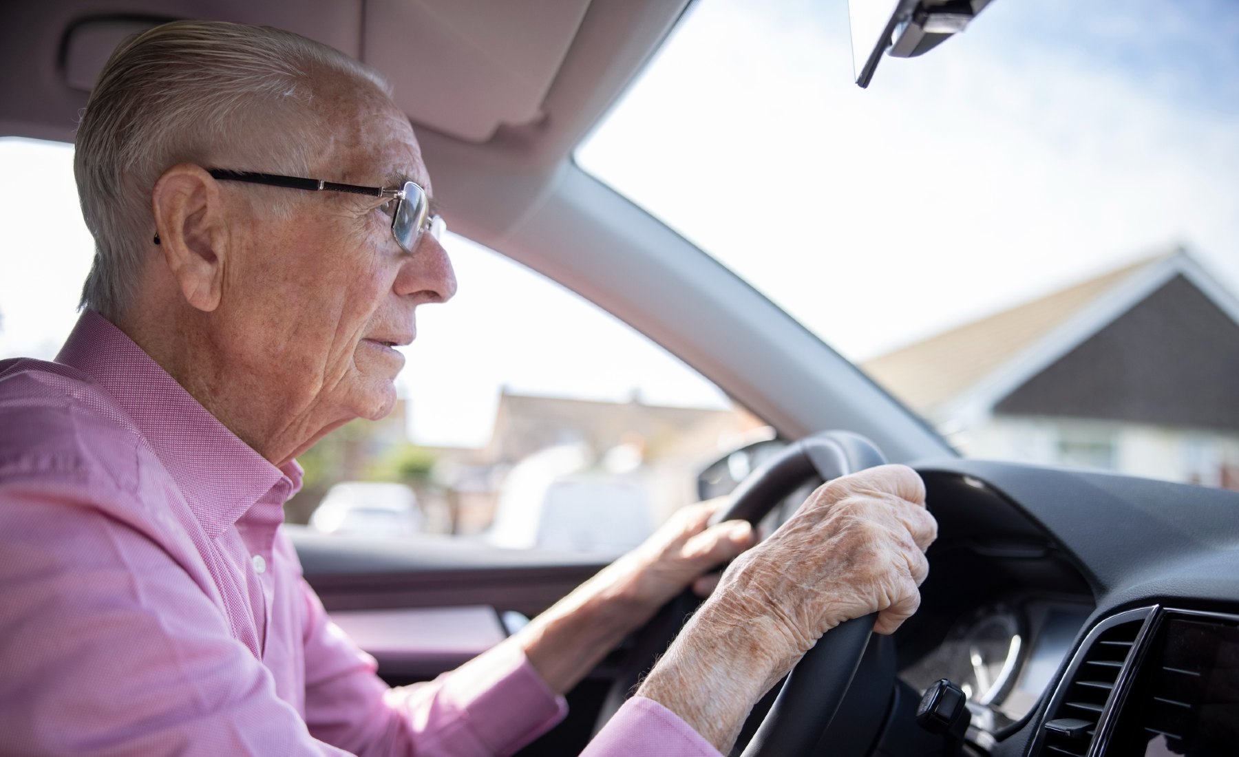 Anciano al volante