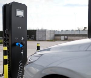 Coche gasolina aparcado en plaza de eléctrico