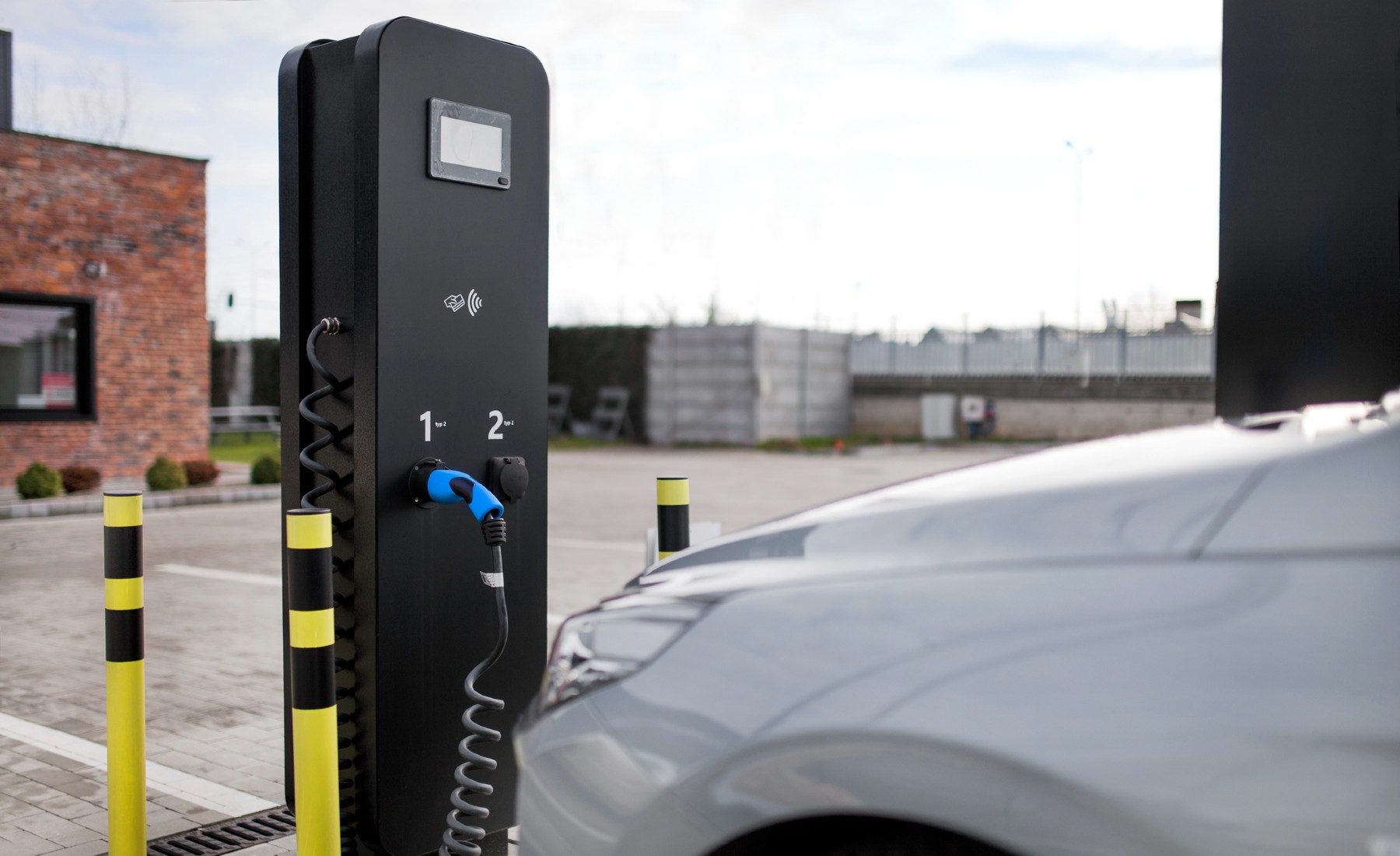 Coche gasolina aparcado en plaza de eléctrico