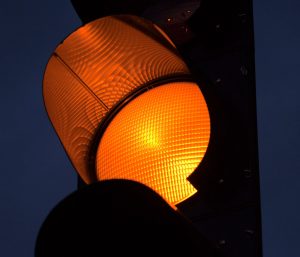 Luz ámbar semáforo